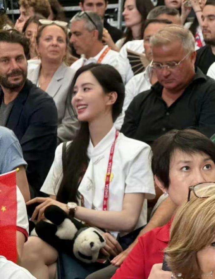 网友说刘诗诗看个奥运会也端着，化着浓妆，伸着脖子，是不是对女明星恶意太大了…
