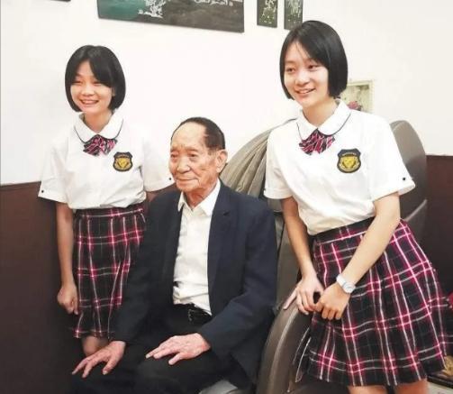 那年，袁隆平给自己的两个孙女取了很有意思的小名：一个叫大米，一个叫小米。两个孙女