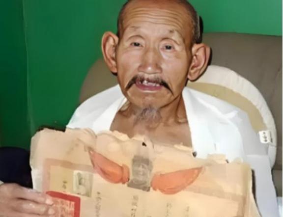 1994年，河南一名73岁的老农因欠债未还被列为“老赖”，当法院人员上门时，他害