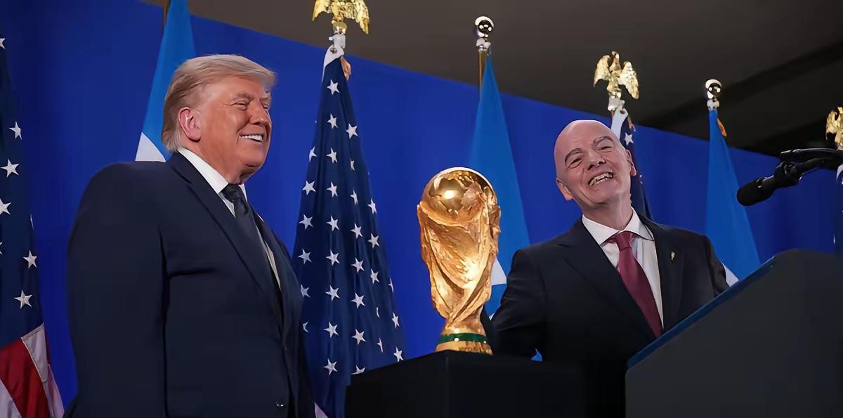 要被川普笑死！今天凌晨他去纽约参加FIFA的记者会，坐旁边的国际足联主席因凡