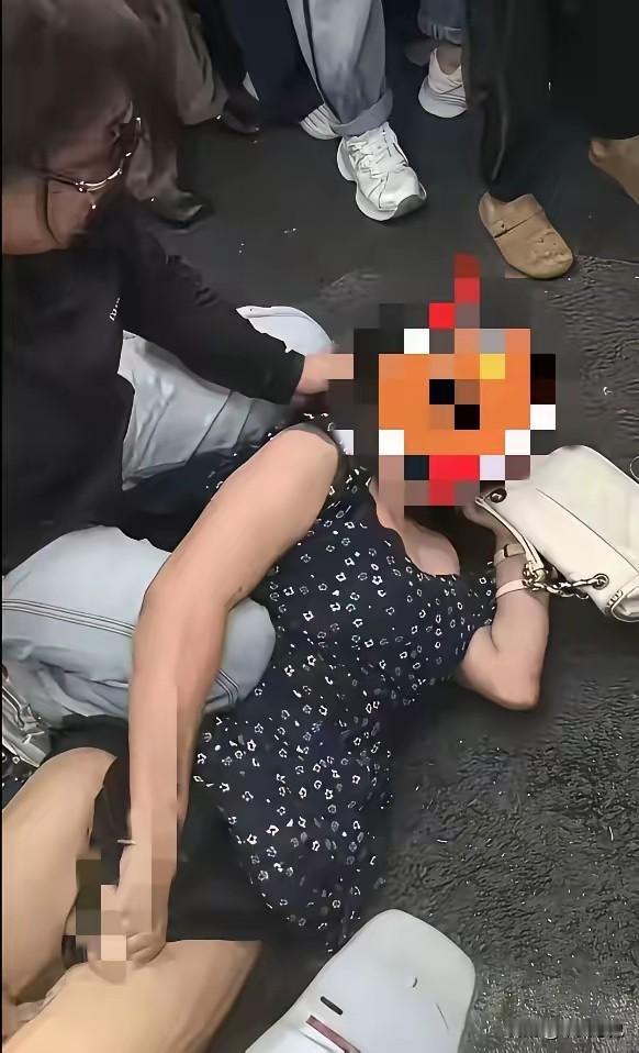女子当街被殴打，扒裤子，这仇恨值拉满了！河北保定，近日，光天化日之下，一女子被
