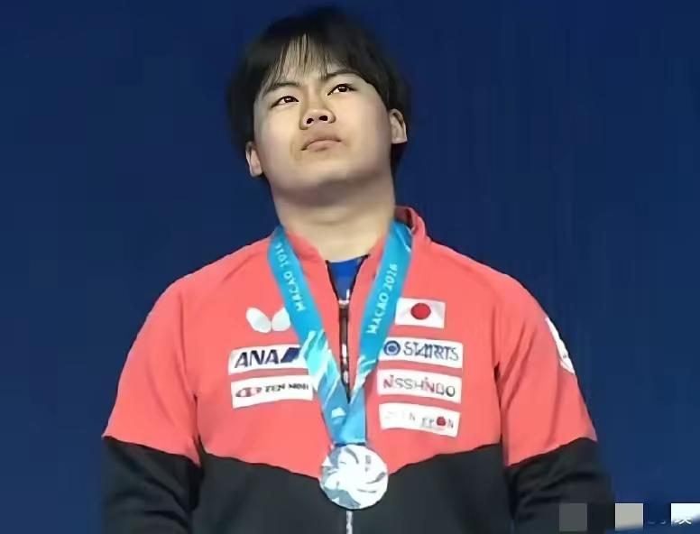 松岛辉空在赛场上的无礼仪行为，引发网友热议。为何同是在日本长大的，张本美和在赛场