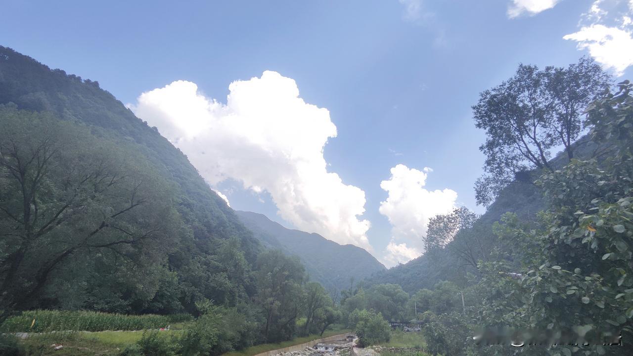 终南山一位师兄的院子，位于秦岭深处，门口就是河，停车也非常方便，她也是经常去拜访