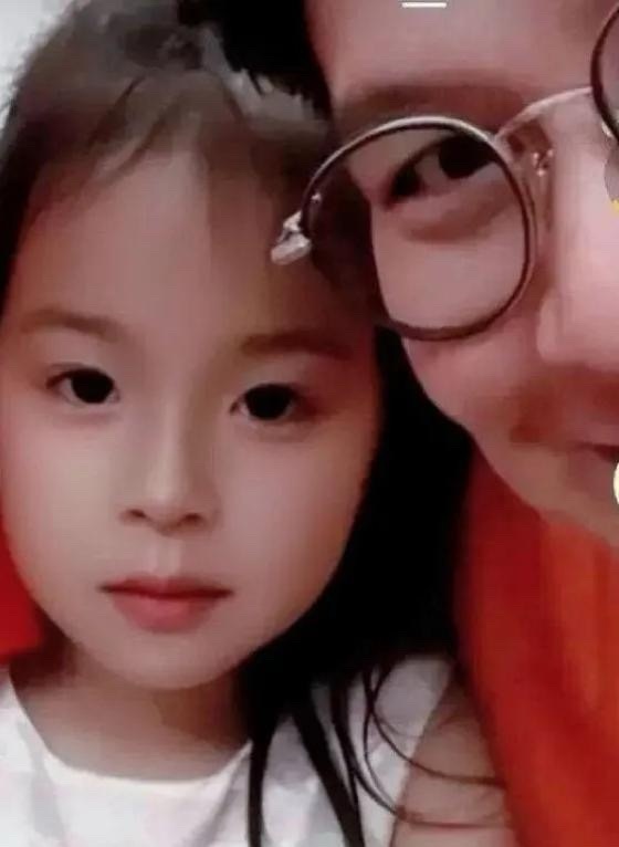 郭晶晶的大女儿霍中妍，容貌清秀脱俗，脸型丰腴，一双清澈眼眸深邃迷人，长得是越来越
