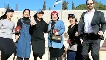 俩在中国出生长大的犹太后裔，回了以色列就开始踩一捧一：说中国人爱攀比，以色列才让