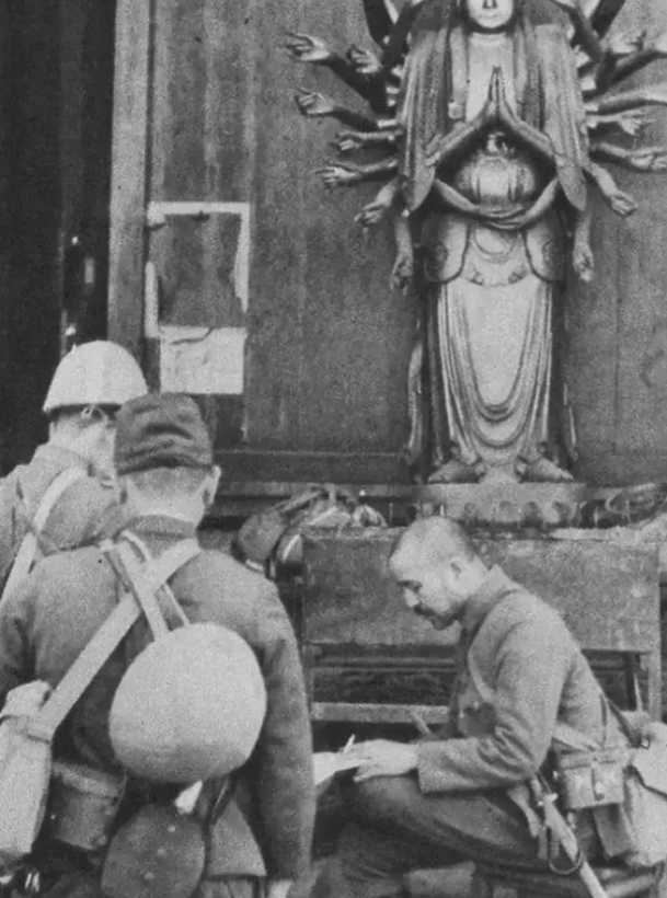 1937年，南京，日寇闯进了尼姑庵，但他们却没能继续前进，因为他们的目光被一团正