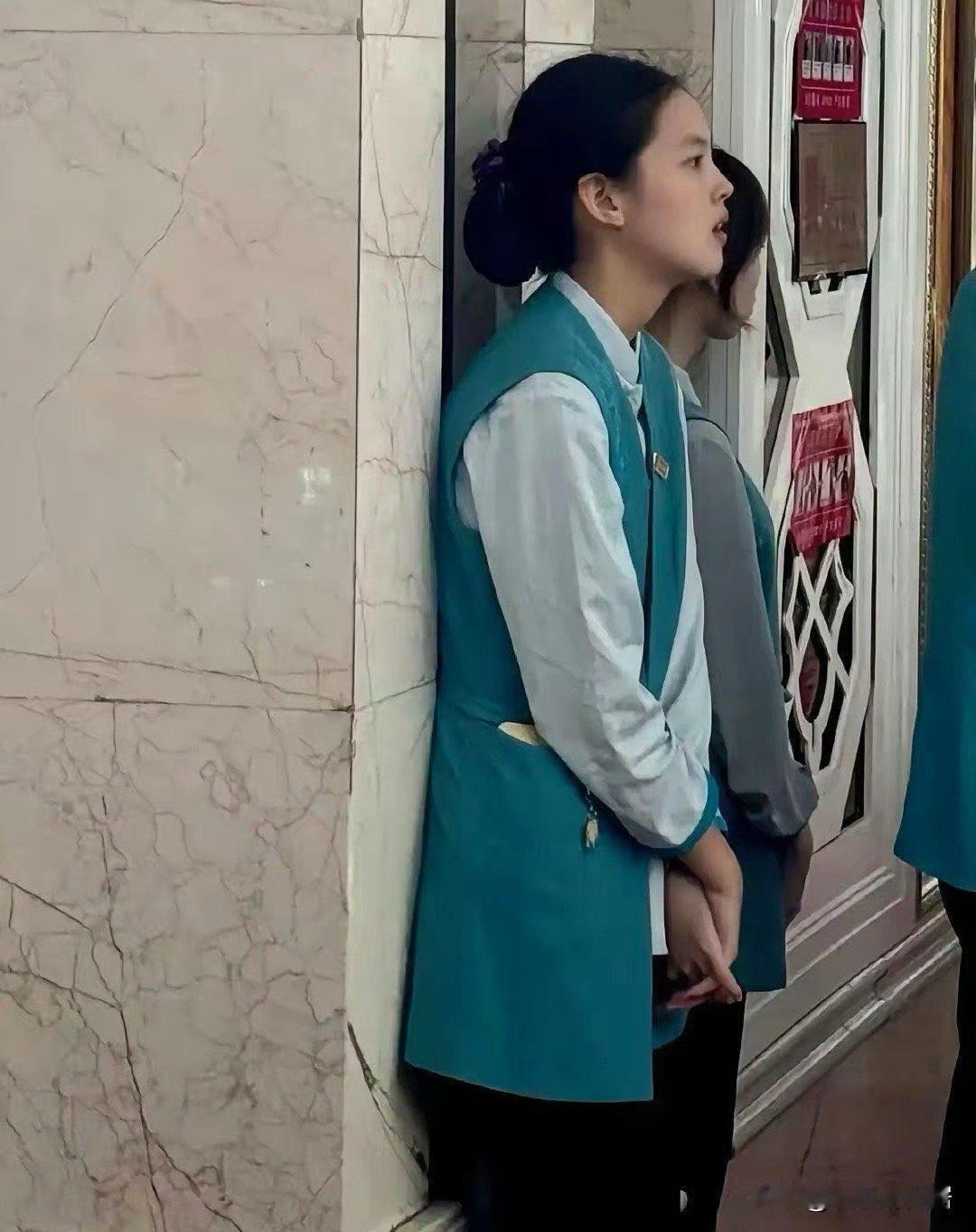 “天生丽质难自弃”这句话用在杨超越身上真是恰如其分那时她还在饭店做服务员每