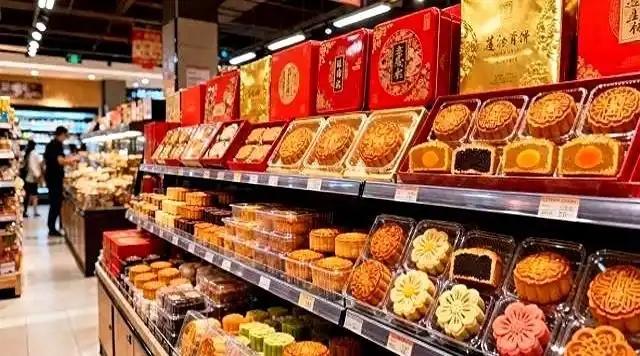 标题：月饼卖不完去哪了？别再信“回炉再造”了，真相是福利、饲料和环保账！中秋一