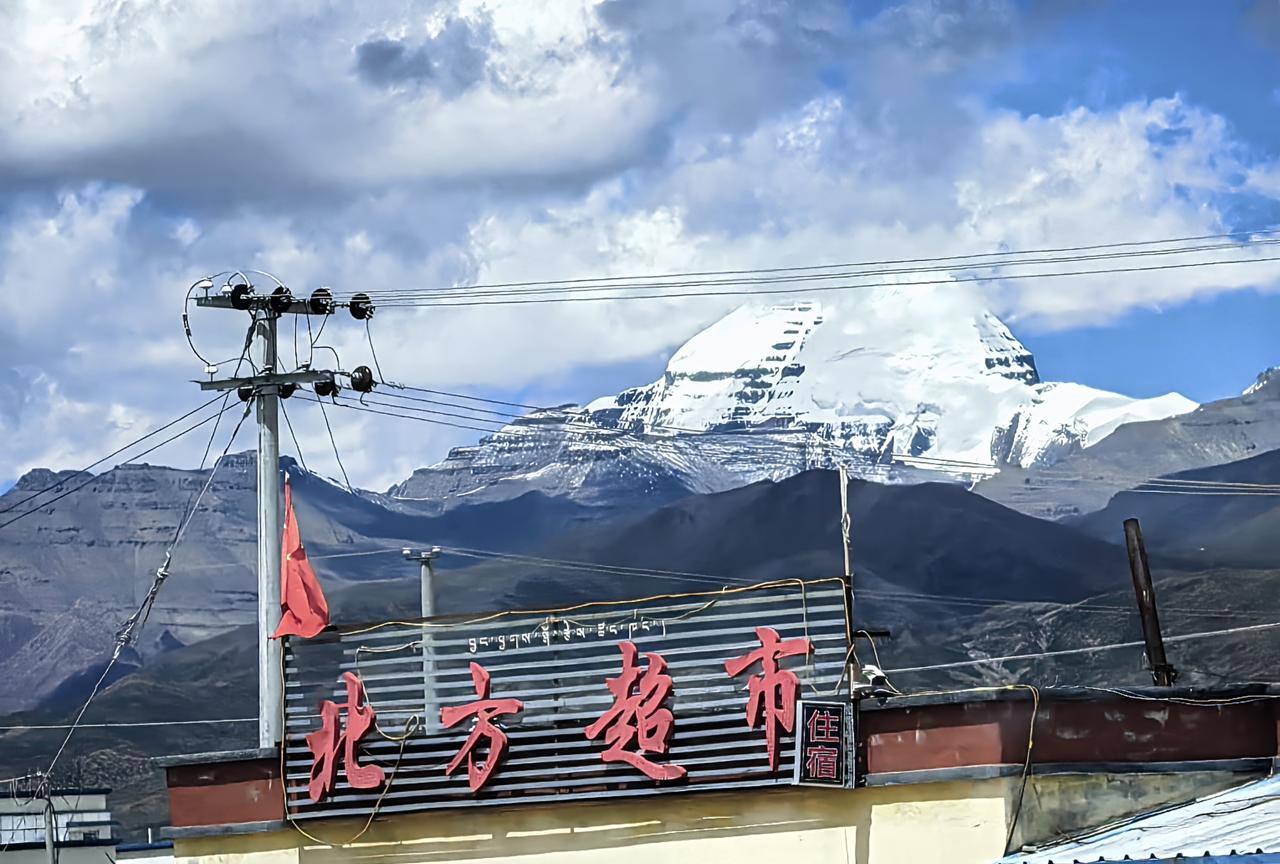 冈仁波齐峰，那可是中国冈底斯山脉的主峰，还被评为中国最美、令人震撼的十大名山之一