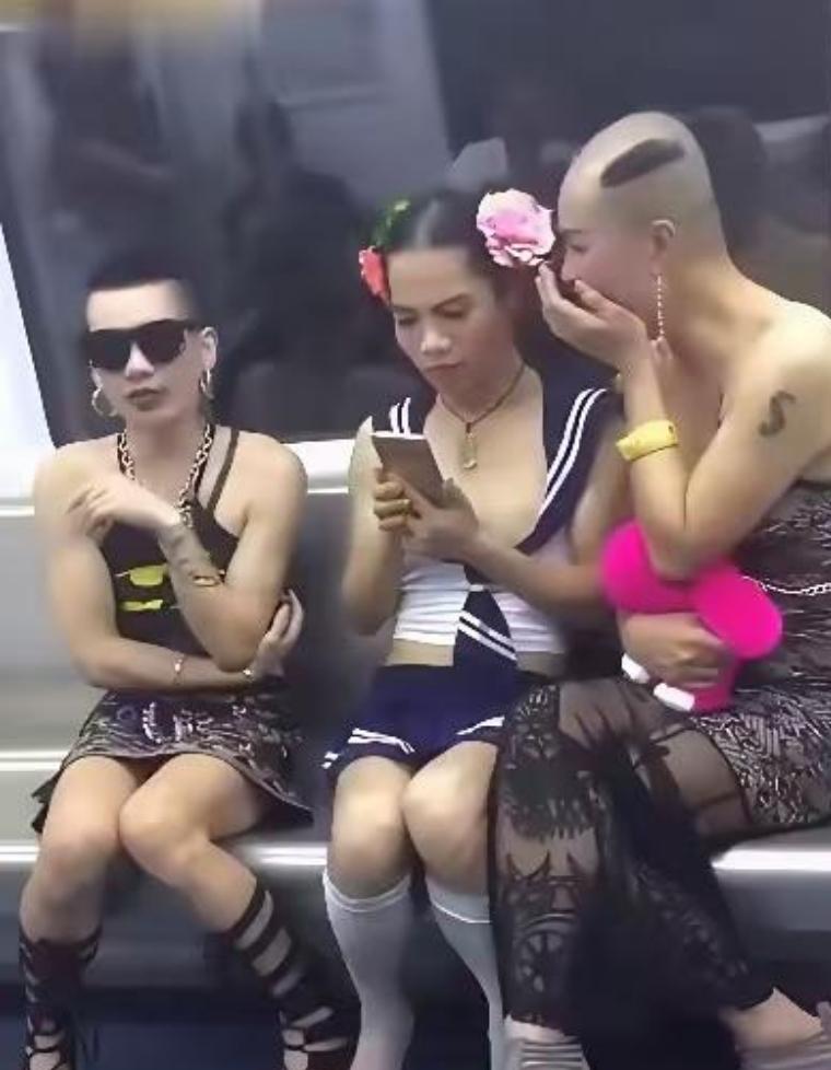 地铁偶遇一幕，真是大开眼界！也就大城市地铁，能碰到这么个性的打扮。三位造