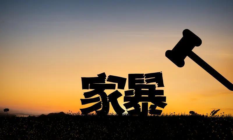 39岁大连女子商文娟，结婚14年被家暴13年，甚至被打到小便失禁，坐月子也没能逃