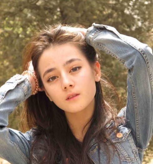 古早时期迪丽热巴竟然是这样的...现在的热巴每张照片都封神，真的太美了！