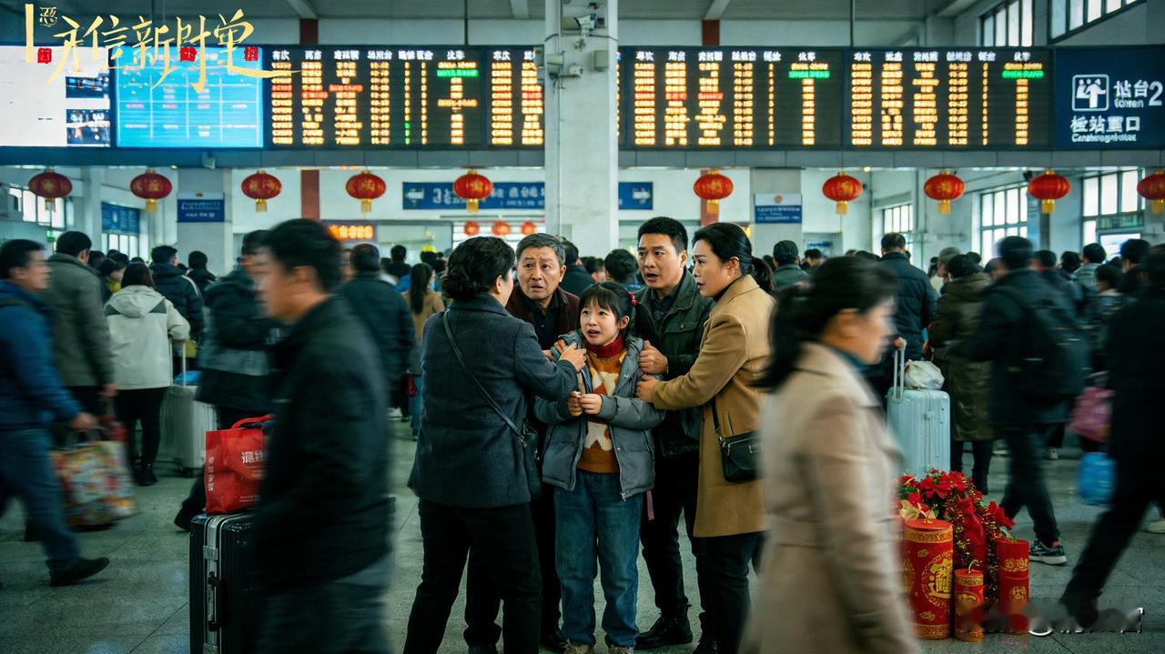 南阳车站揪心10秒！女孩崩溃嘶吼“我还不够听话吗”，纵身冲向7米护栏，辅警飞身一