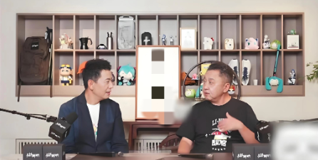 仅仅相差1岁的于谦戴军，看上去像两代人！昨日，相声演员于谦与好友戴军，时隔多年