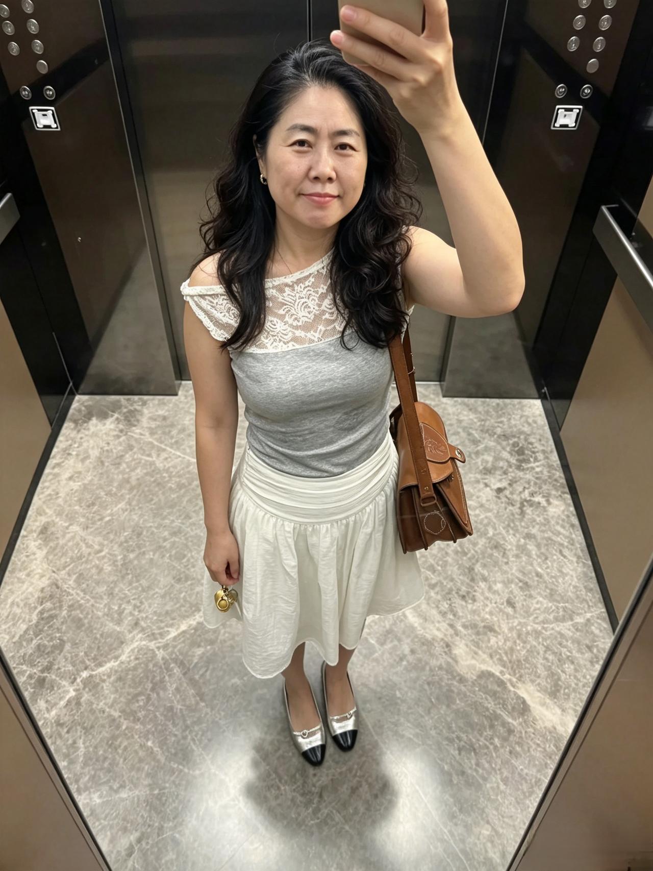 玉梯玉人立，轻裙逐岁华。随心裁锦绣，风度自堪夸。