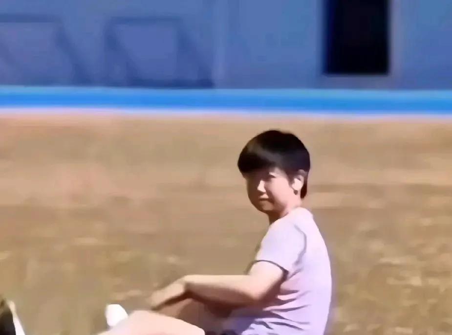 莎莎也有耍赖皮的时候，由于训练不认真被李隼教练罚跑圈，刚跑了三圈莎莎就不想跑
