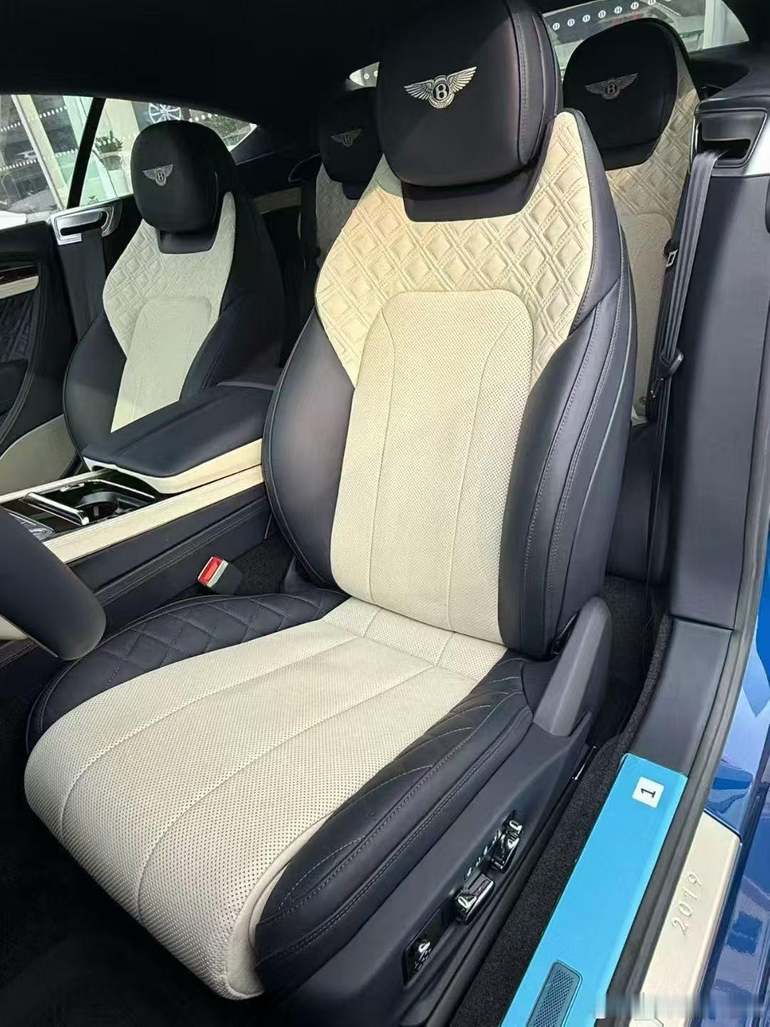 宾利欧陆W12百年礼赞版，2019年12月落户，12900公里，璀璨蓝，主皮：亚