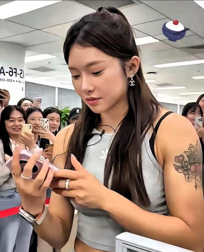 吴艳妮饭拍近照曝光，和背景板那些女生比起来，壮的像个小牛犊子似的！职业运动员