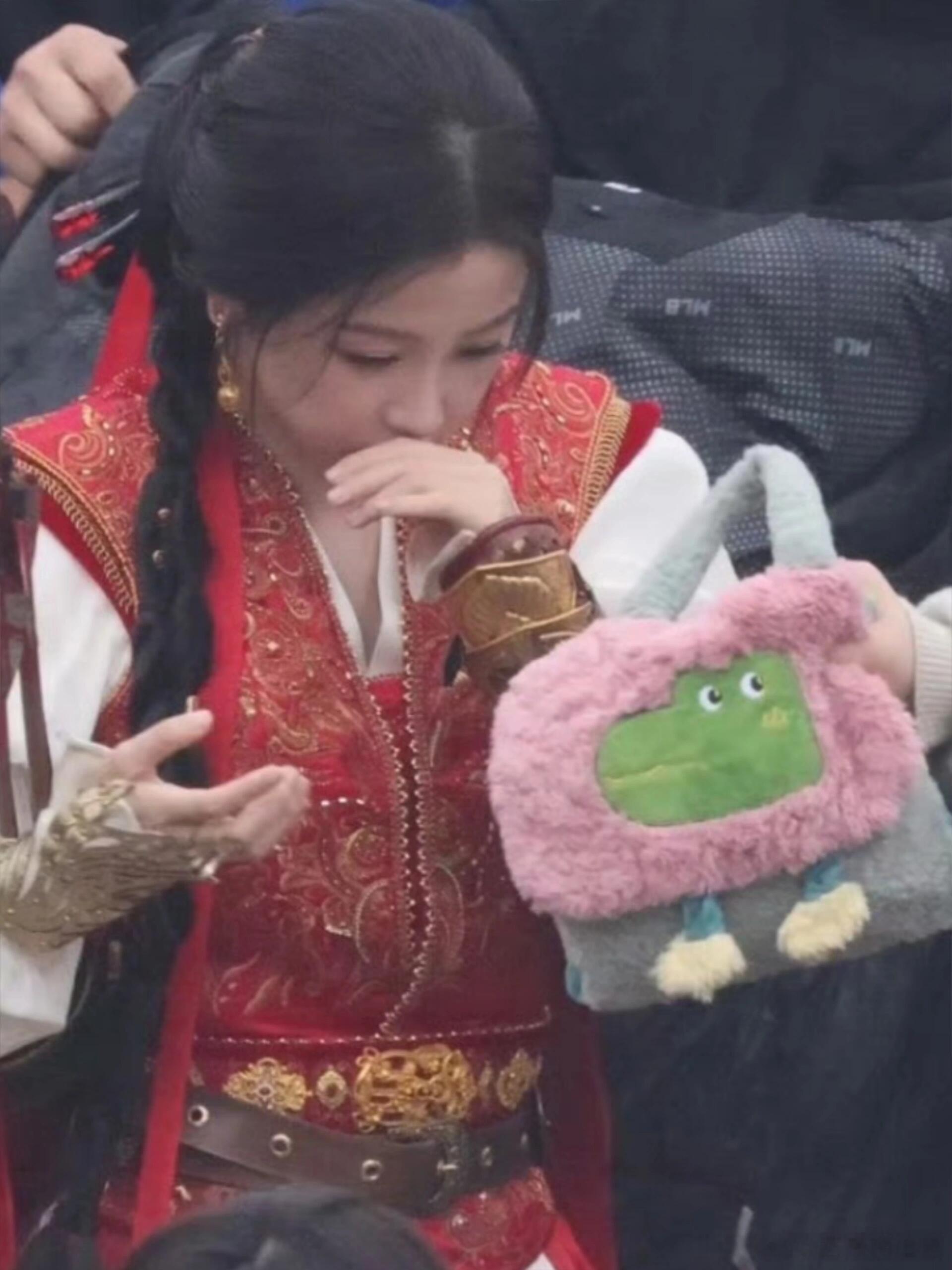 哈哈哈哈哈哈哈我笑死了，虞书欣就这样通通笑纳，随橙想呢“鳄鱼”成正规军了