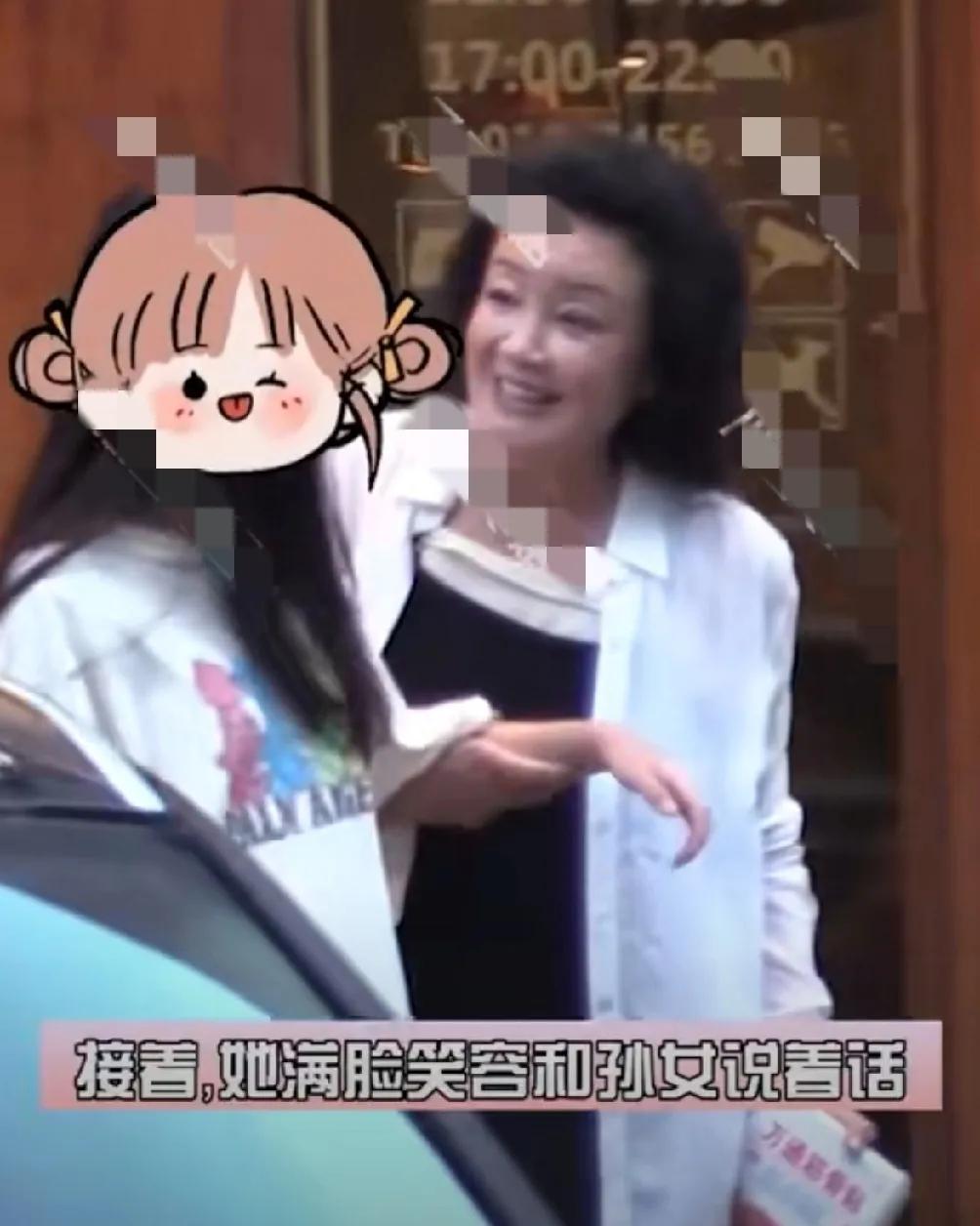 最新！张兰和孙女小玥儿同框，玥儿已经长成亭亭玉立的大姑娘了，又瘦又高，身高直逼张
