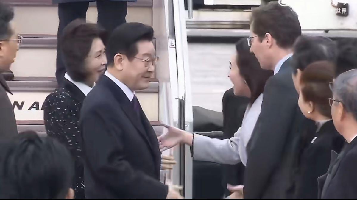 李在明访日，接机的女外长英利·阿丽菲亚是华裔，祖籍新疆维吾尔自治区。1988年