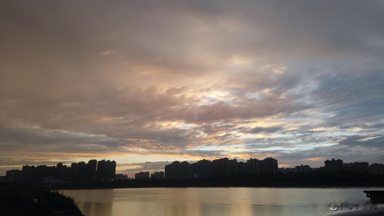 越来越不喜欢西安的天气了。和南方一模一样。明明温度不高，但稍一动就是汗流浃背，一