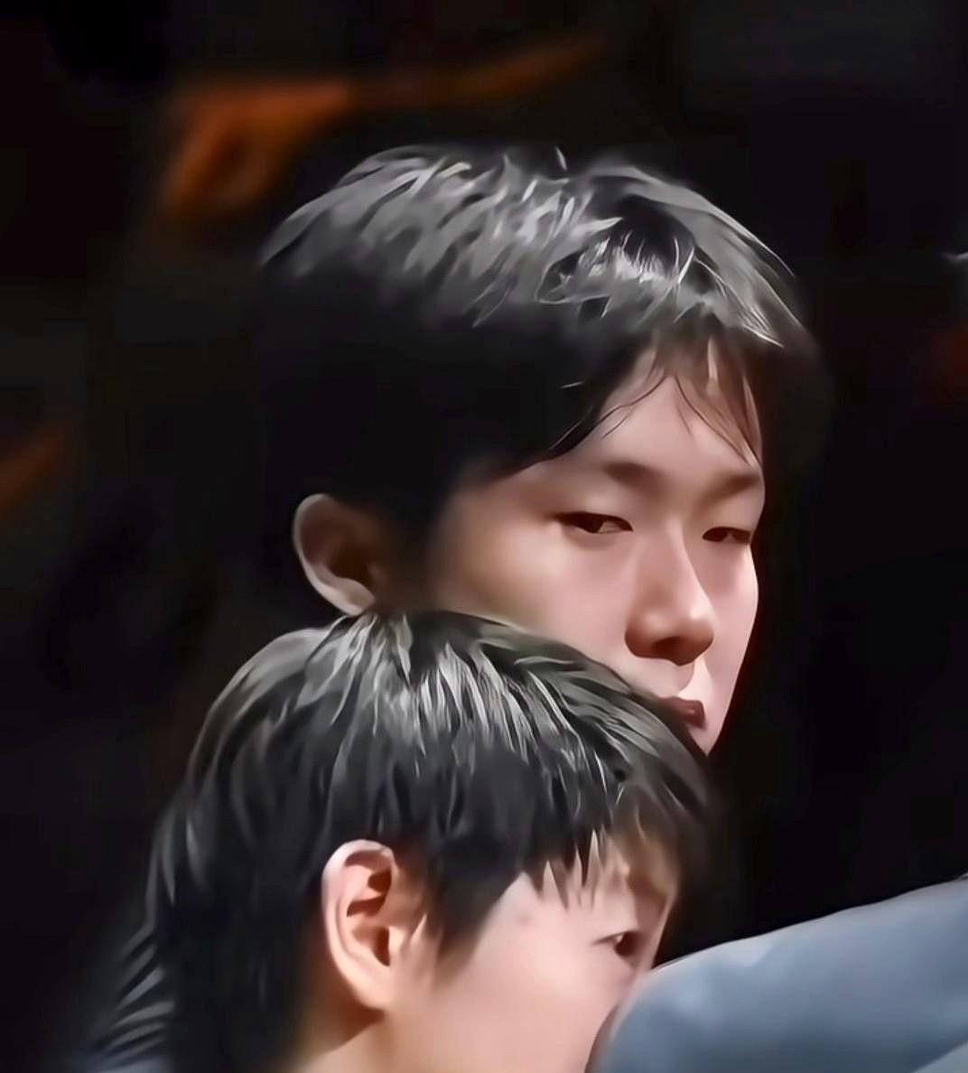 四点的训练馆，灯先亮的是他们。孙颖莎没拿女单冠军，王楚钦眼圈红了，递毛巾的手没