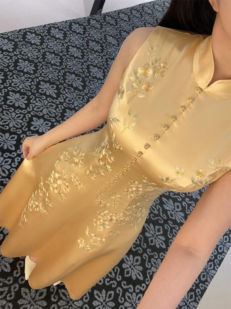 巨好看的新中式中国风女装改良旗袍黄色缎面连衣裙子2025新款夏季