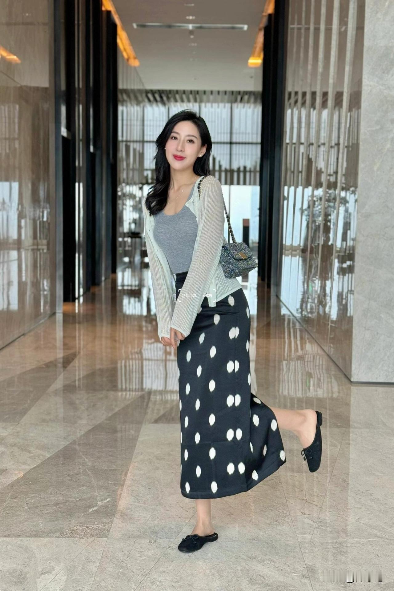 智性穿搭 | 日常高级松弛感～越简单越高级穿搭的尽头是极简！一件针织搭配有