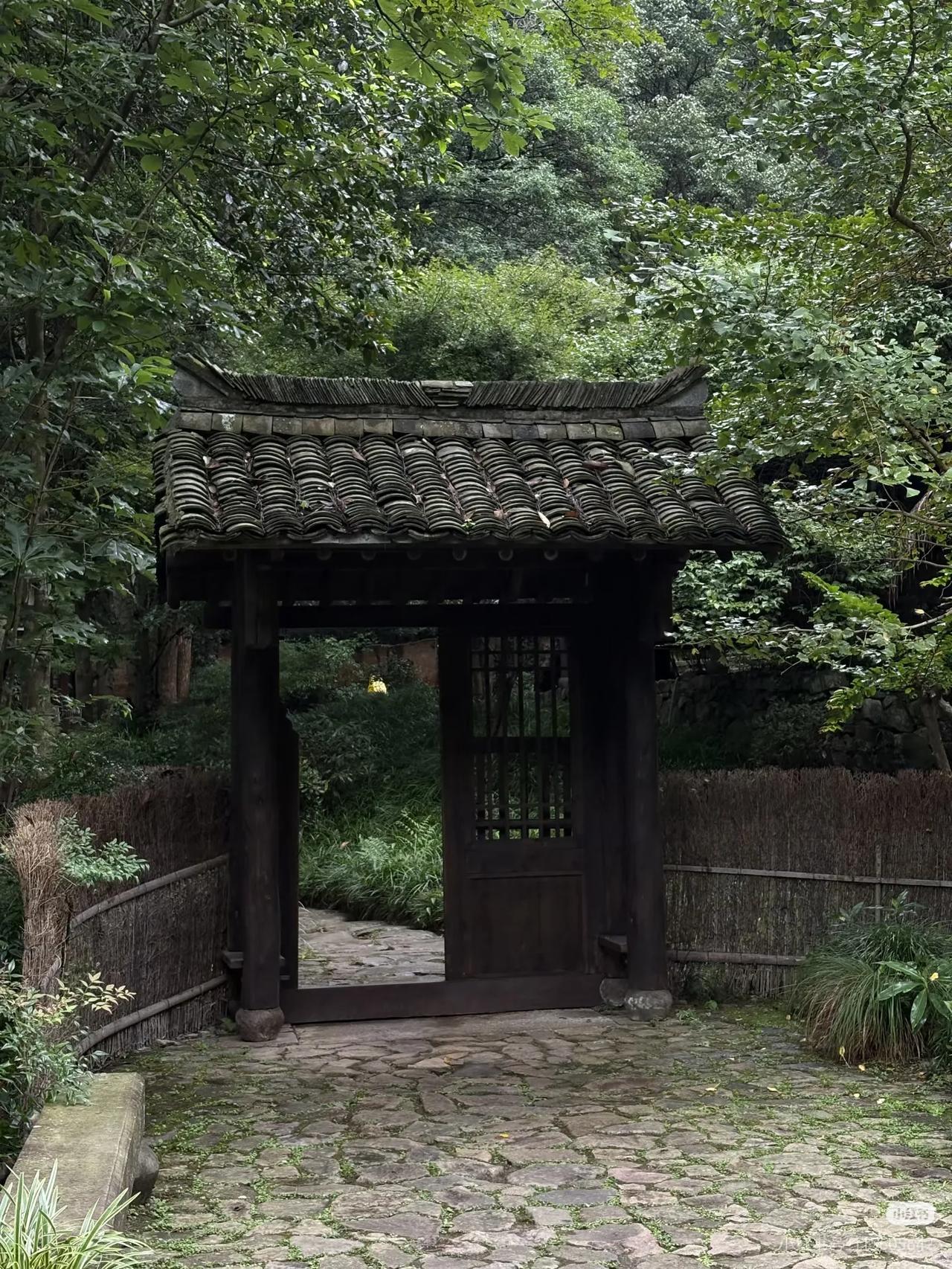 当我以为国内景区审美快要完蛋的时候…我来到了黄公望隐居地空寂、幽邃，这里是真