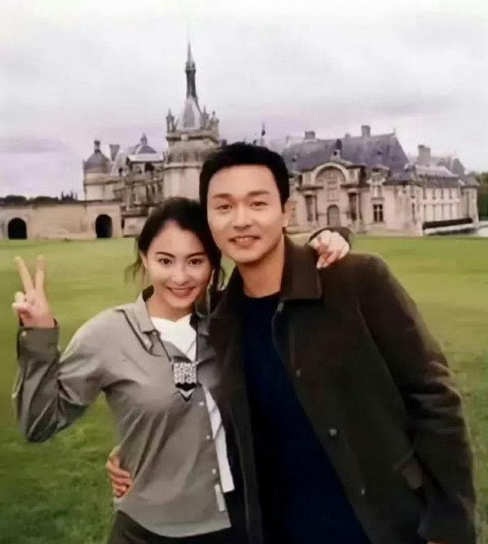 十九岁的张柏芝与张国荣在那个没有美颜滤镜的年代，形象美的真实