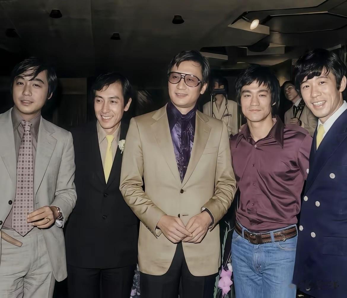 1972年，李小龙，谢贤，曾江，胡枫等5人合影。李小龙年纪最小却离世的最早，年龄