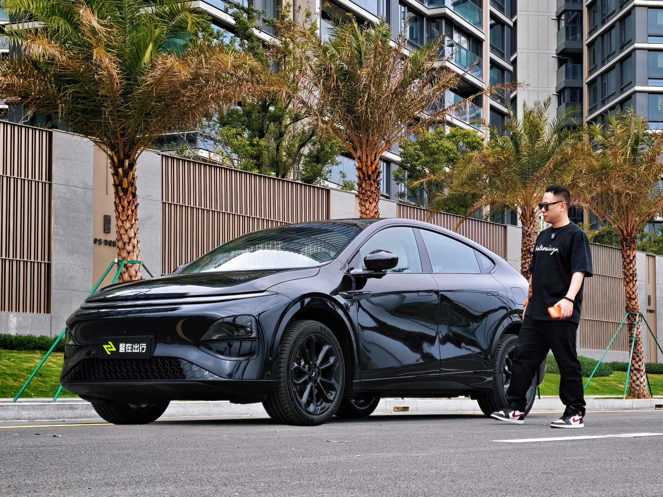 我和小鹏G6增程版的48小时。我们拿到的是“黑武士”，颜值上确实能打。增