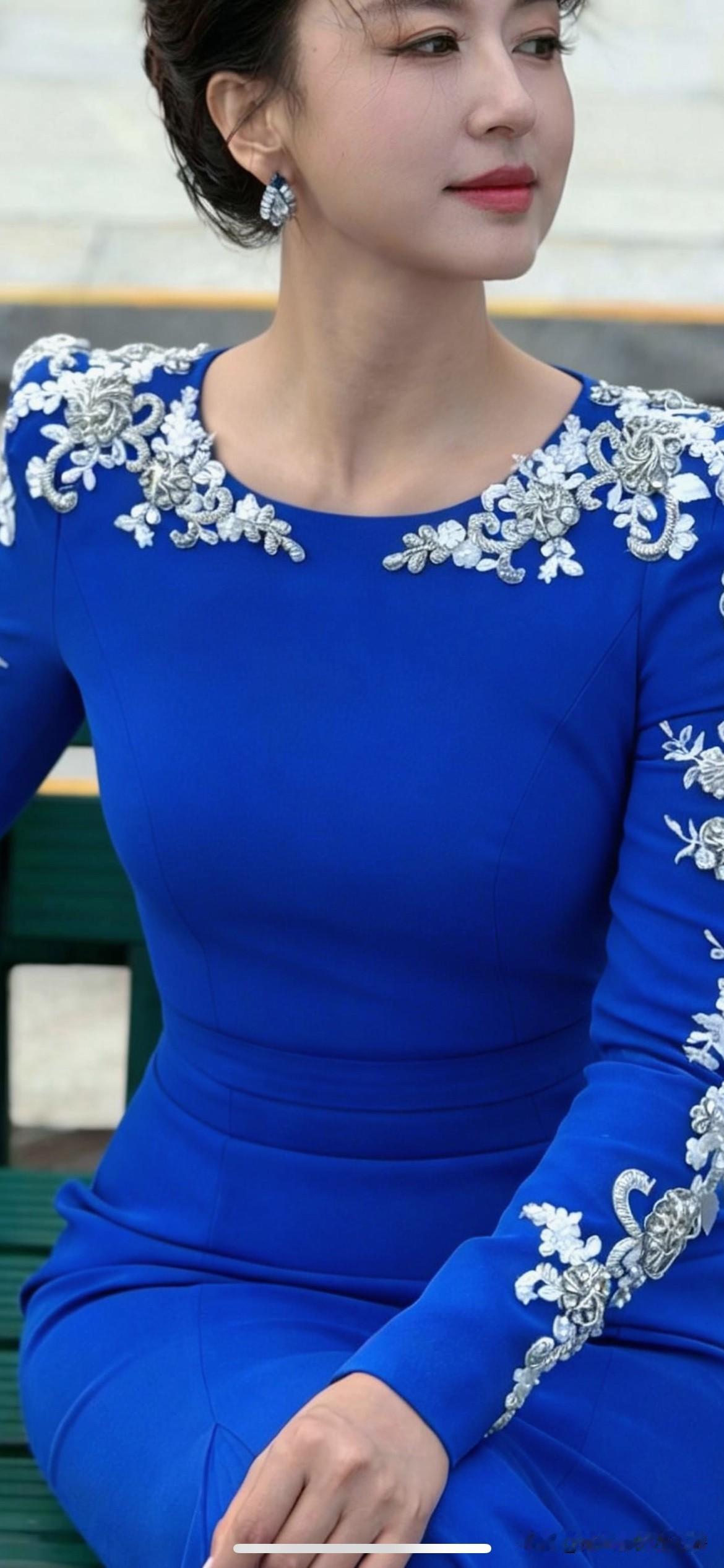 大海为背景，一袭宝蓝色鱼尾长裙格外亮眼✨这件礼服太适合微胖的身材，修身的剪裁