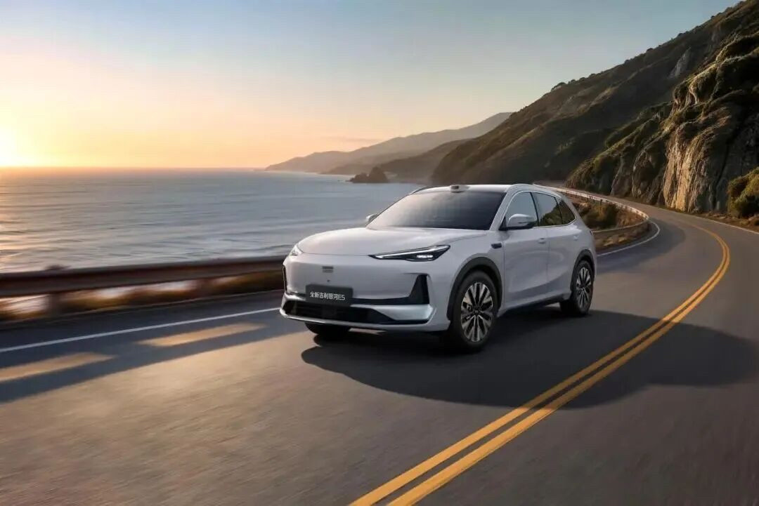 吉利银河E5于9月23日正式上市，限时起售价9.78万。老款车型上市一年就卖出了30万台，这次新款直