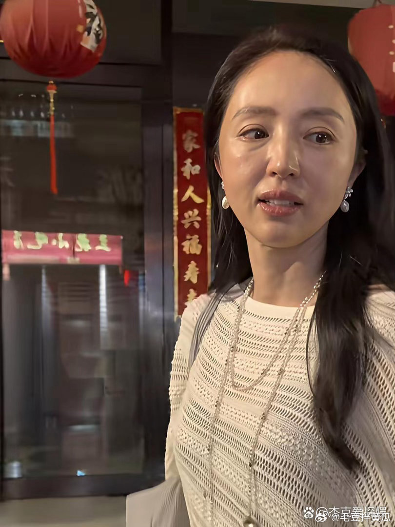 厦门斗西路偶遇董璇，素颜好真实