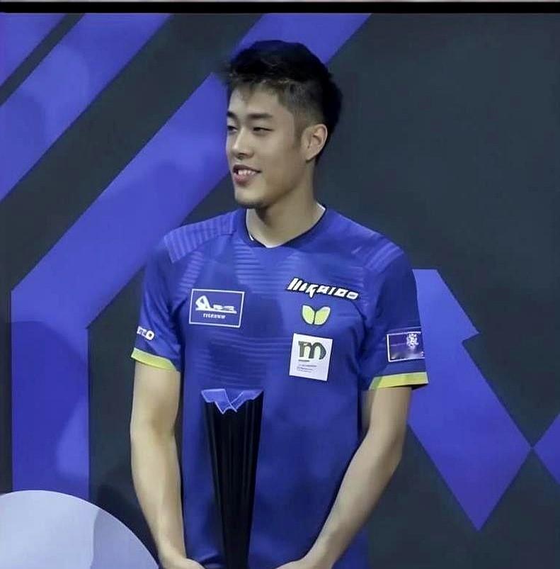 决赛第六局9:9，张本智和手软了。我盯着直播画面，他拿球拍的手在抖，球发得太