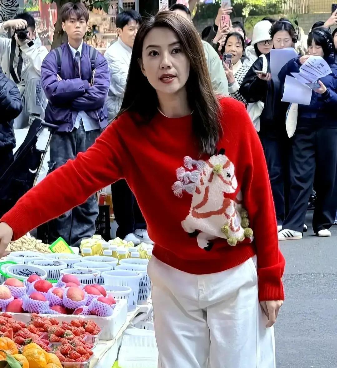 盯着高圆圆菜市场那头发，我笑了。这根本不是发量，是钞票在发光。你猜她一次头