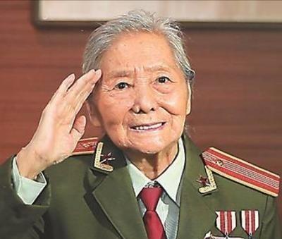 1979年我国女翻译刘禄曾前往美国进行访问，无意间她发现一个美国男人一直盯着自己