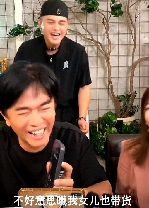 人气不够闺女来凑！吴宗宪在被大女儿下了“封口令”后，在直播间里连线三女儿，搞