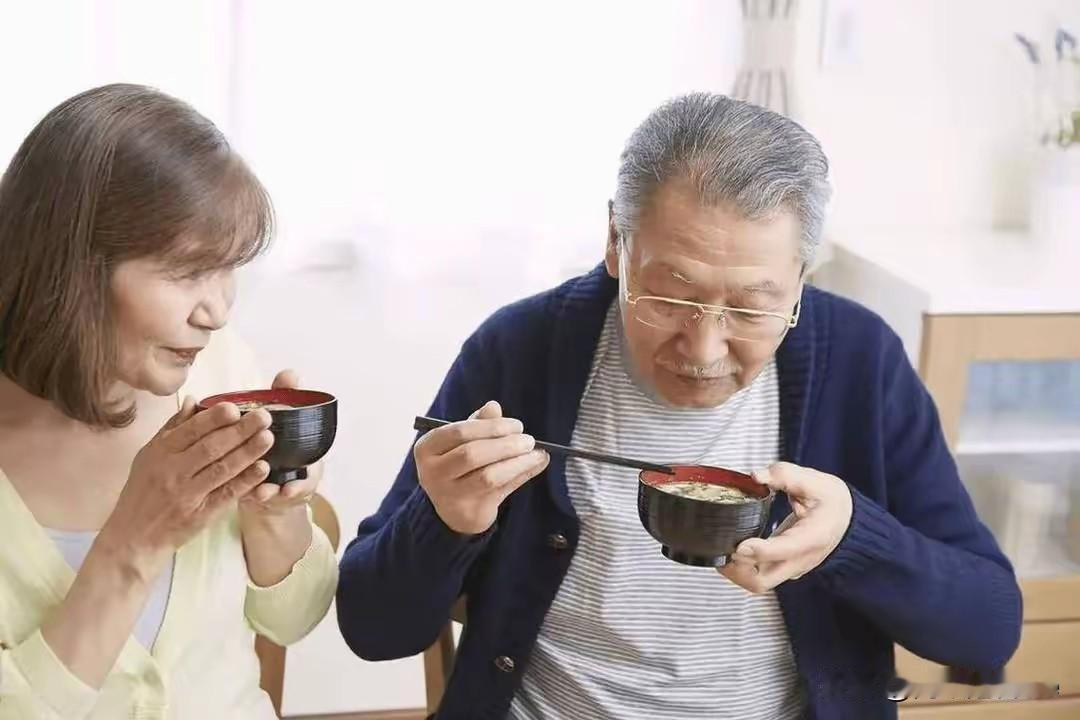 患上萎缩性胃炎忌口非常重要。我吃酸辣刺激食物会痛，吃过七分饱也痛，都集中在右上腹