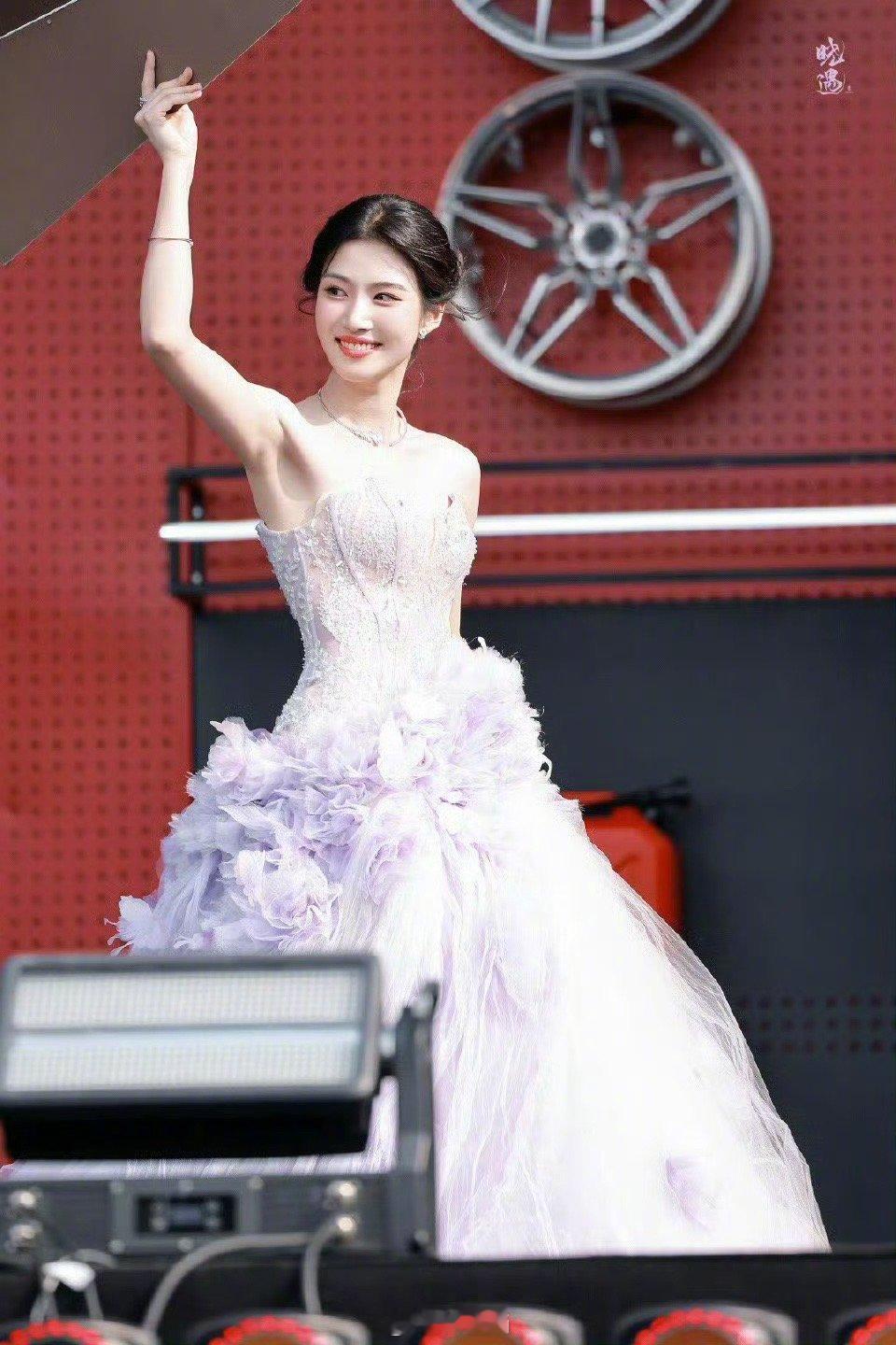 看得出她是公主👸卢昱晓红毯公主​​​