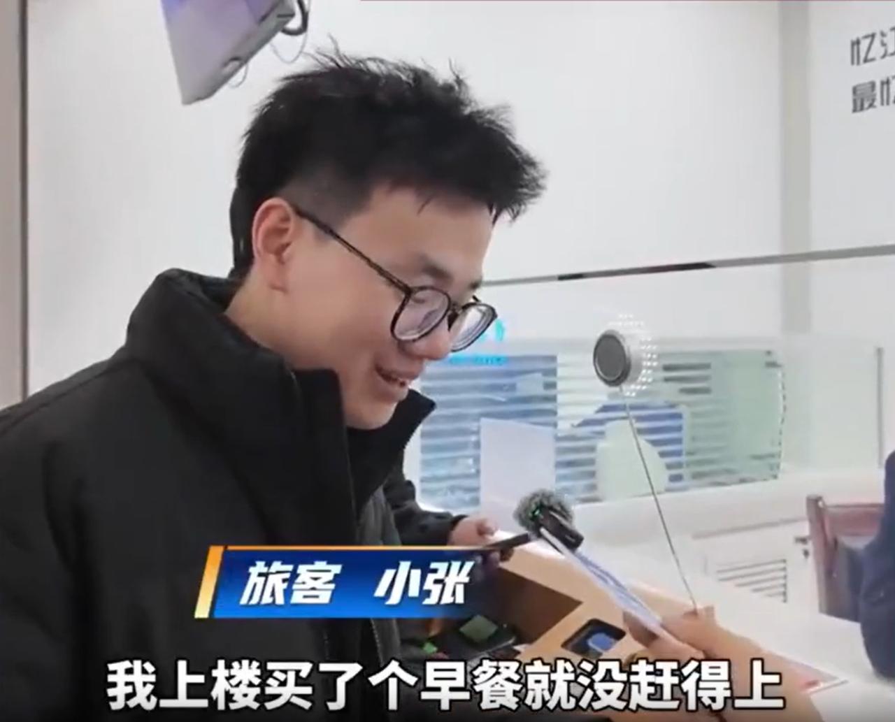 现在这年轻人心就是大！浙江杭州，一小伙在火车站坐高铁回家过年，可在发车前突然肚子