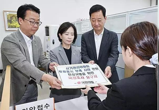 6月8日，韩国共同民主党与国民力量党双双提交申请书，拟针对地方选举选票不足事件，