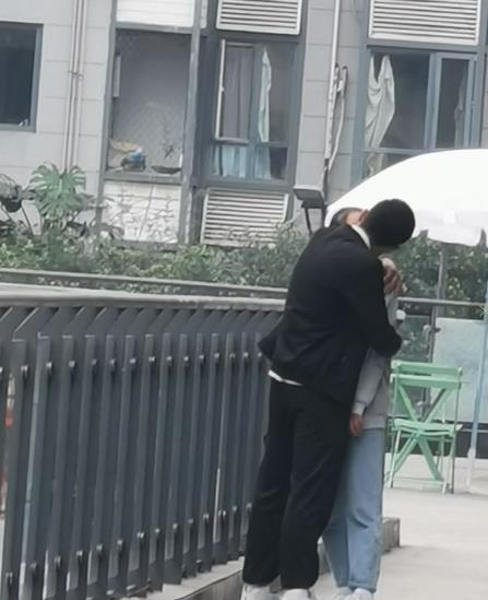 夏天到了是不是经常能够在地铁里或者公园里甚至大街上看到热恋中的年轻人做一些亲密的