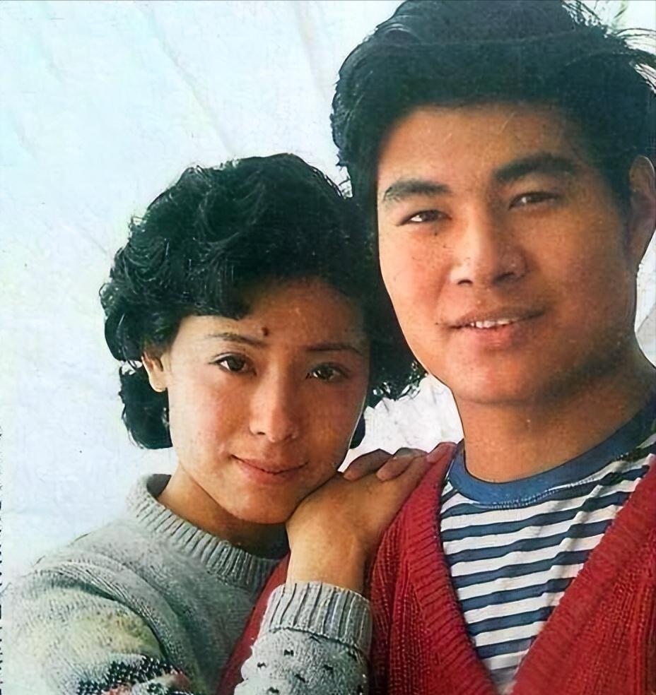 1990年的一天晚上，经历了丈夫无数次殴打后，著名歌唱家关牧村再也忍无可忍，看着