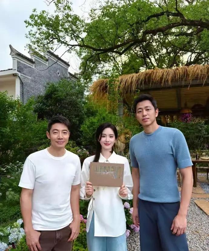 撒贝宁妥妥的帅哥一枚！除了身材矮点，其他方面确实很优秀，撒贝宁穿着白色的上衣，身