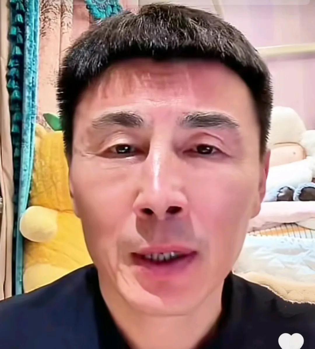 前国脚李玮锋直言，现阶段国足在亚洲就是四流球队。他在直播时表示，现在的国足在亚