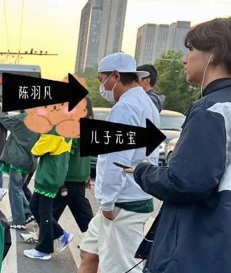 陈羽凡50岁大变样，17岁儿子像妈身高1米8