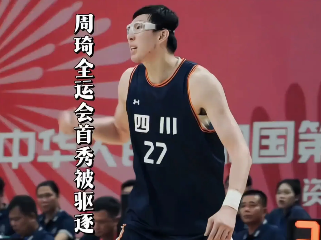 胡金秋眼角还渗着血，手机弹出两条消息一条是周琦发的，另一条也是周琦发的第